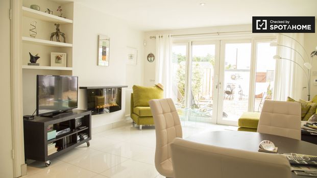 Inviting room in 3-bedroom apartment in Killester, Dublin - Photo 1