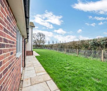 4 bedroom detached house to rent - Photo 4