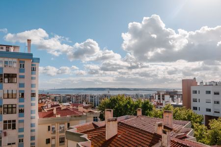 Apartamento T3 Remodelado com Vista Rio para Arrendamento em Oeiras - Photo 2