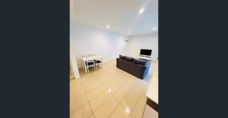 Furnished ! 1 BED ROOM+1 BATHROOM+1 CAR PARK in Great location - Photo 2