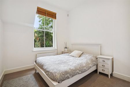 3 bedroom flat in Earls Court - Photo 3