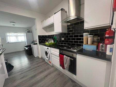 1 bedroom in a house share to rent - Photo 5