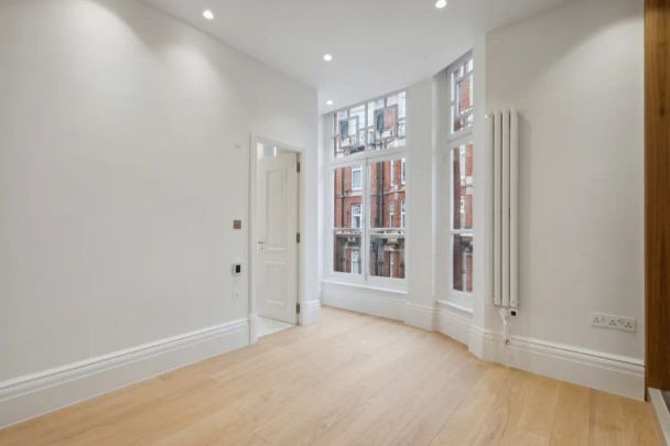 2 bedroom flat in London - Photo 1