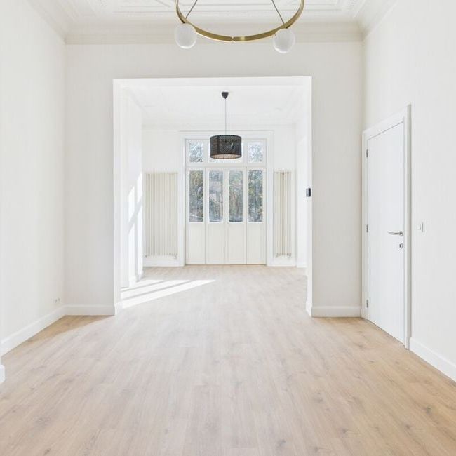 Appartement te huur in Schaarbeek voor € 1.250 met 1 slaapkamer - Photo 1