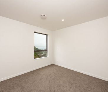 Sunny 3-Bedroom with Harbour Views in Johnsonville - Photo 5