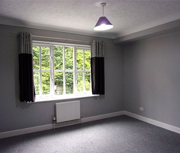 Spacious 2-Bedroom Flat in Tranquil Caterham - Photo 1