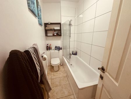 1 bedroom in a flat share to rent - Photo 4