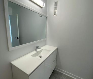 GRAND ET LUMINEUX 4.5 RÉNOVÉ DISPONIBLE 1er AVRIL 2025 - Photo 3