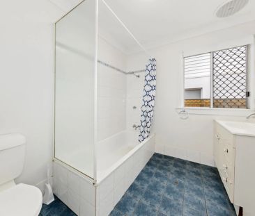 CHARMING THREE BEDROOM COTTAGE - GREAT LOCATION! - Photo 2