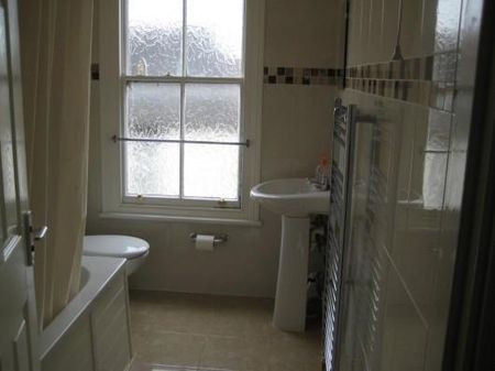 1 bedroom in a house share to rent - Photo 2