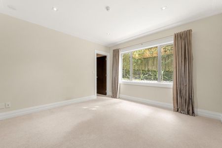 Spacious & Private Apartment with Expansive Views - Photo 2
