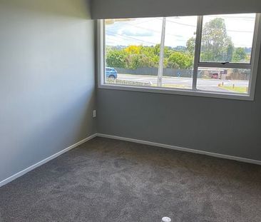 Large home in Ranui - Photo 2