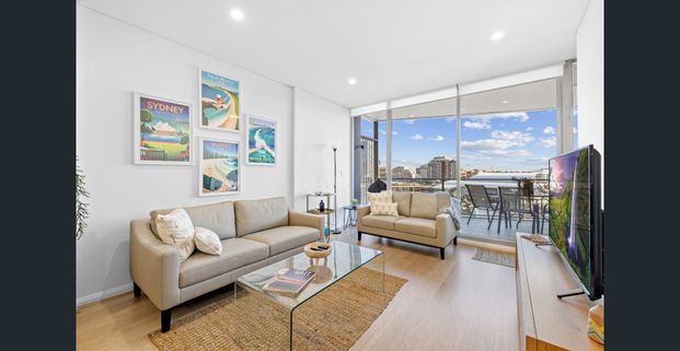 Luxurious 2-Bedroom Apartment with Stunning Harbour Views in the Heart of Sydney's Entertainment Precinct - Photo 1