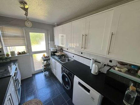 Oving Close - Detached Bedroom House With A Garage &#; Luton, LU2 - Photo 5