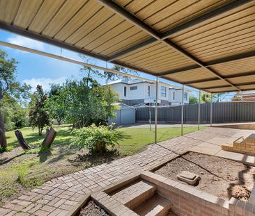 Four Large Bedrooms - Two-Storey Feel Good Family Home - Photo 2