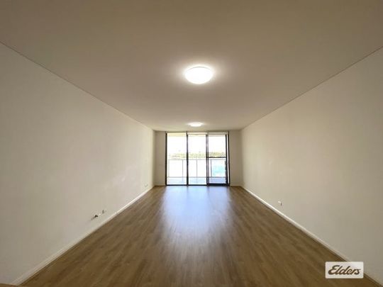 Spacious Water Front 3 Bedroom Apartment - Photo 1