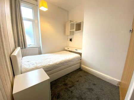 Terraced House to rent on - Photo 2