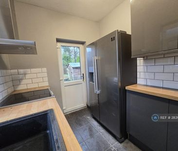 2 bedroom semi-detached house to rent - Photo 5