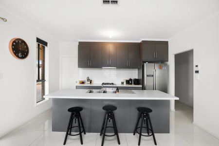 Four bedroom family residence for versatile family living - Photo 5