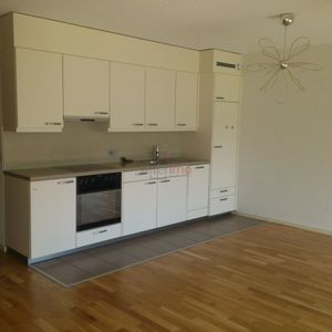 Protected 2-room apartment with loggia for rent in Gollion - Foto 2