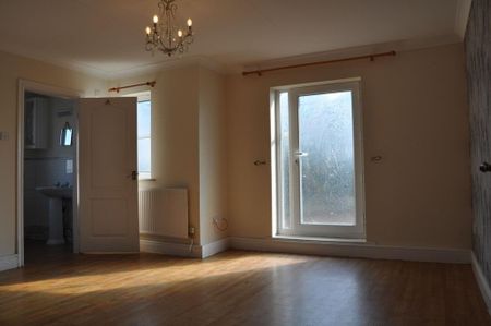 4 bedroom detached house to rent - Photo 2