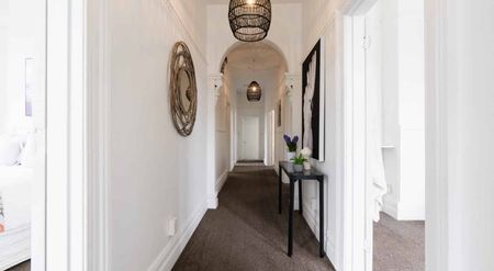 Modernised Character Villa close to City - Photo 3