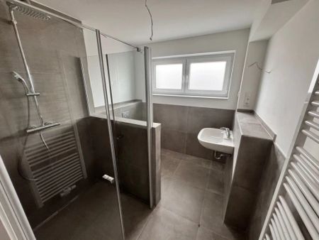 Oberhausen-Schmachtendorf: 3,5 Zimmerwohnung mit 2 Badezimmern und TG-Stellplatz - Photo 2