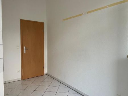 Zum Erstbezug nach Komplettrenovierung - mit Balkon und Tageslicht-Bad im 2. Obergeschoss! - Photo 2