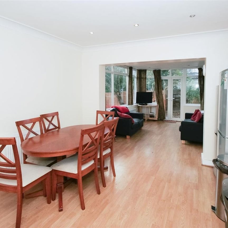 5 Bed Semi-Detached House, Buckingham Road, LS6 - Photo 1