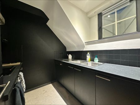 Stijlvol bemeubeld instapklaar dak-duplexappartement (+-75m²)met 2 slpka, autostaanplaats en kelderberging. - Photo 4