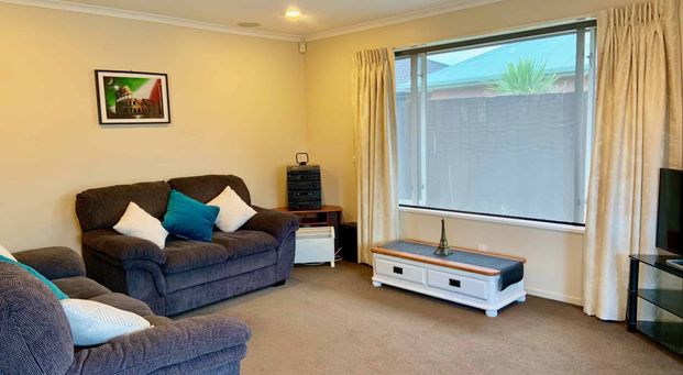 Fully Furnished Immaculate Rear Townhouse! - Photo 1