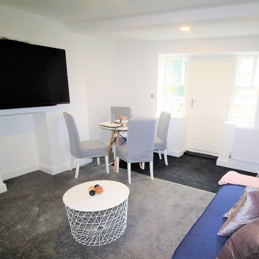 Basement Flat, 46 Headingley Lane, LS6 2EL, Leeds - Photo 1