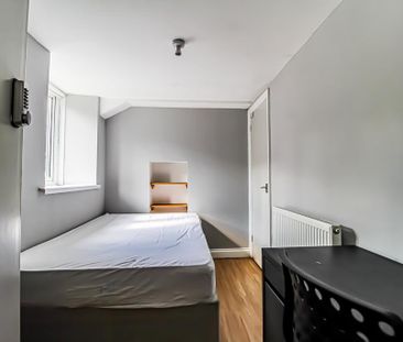 1 bedroom in a house share to rent - Photo 2