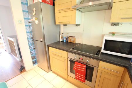 Willowmead Close, Woking, Surrey, GU21 - Photo 5