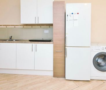 Studio Flat, Beccles Drive, IG11 - Photo 1