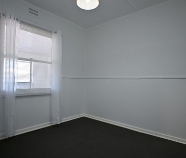 Neat & Freshly Painted 3 bedroom home - Photo 3