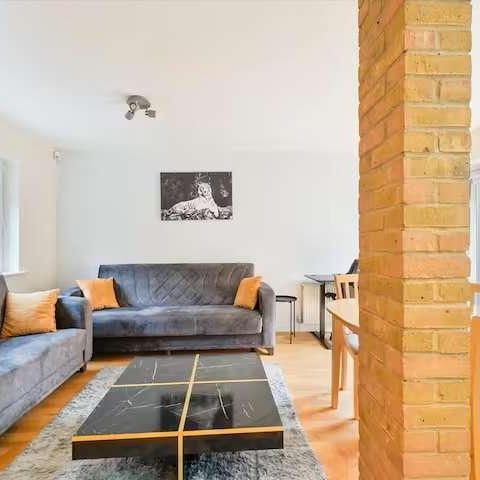 St. Michaels Close, London, E16 - Photo 1