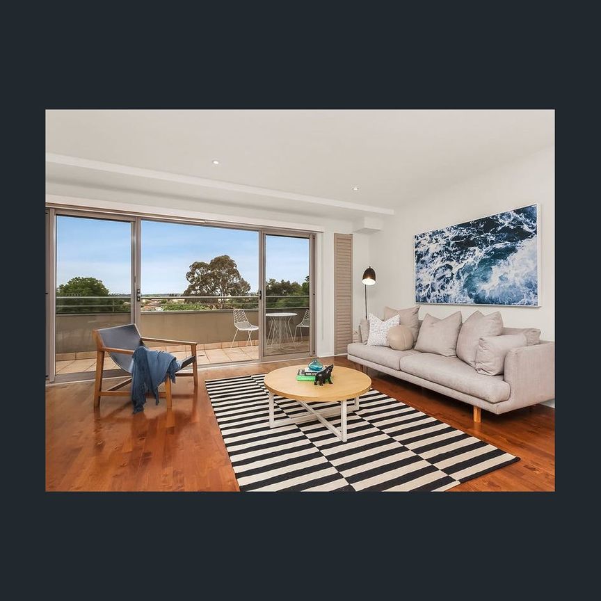 "Large boutique apartment in a top location!" - Photo 1