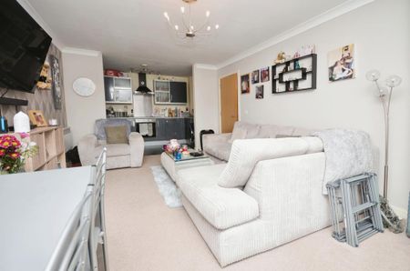 2 bedroom flat to rent - Photo 2