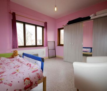 Instapklare, half-open woning met 3 slpk, bijgebouw en oprit voor 9... - Photo 1
