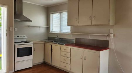 LOCATION LOCATION CLOSE TO MOTORWAY AND SCHOOLS - Photo 2