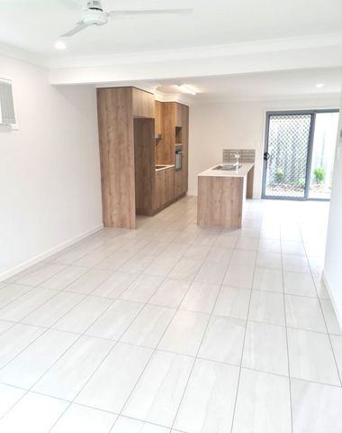 3 BED 2 BATH TOWNHOUSE WITH DUCTED AIR - Photo 4