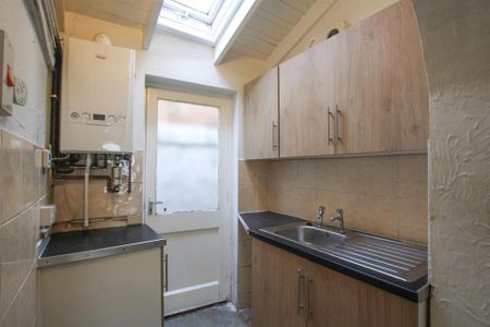 2 bedroom semi-detached house to rent - Photo 4