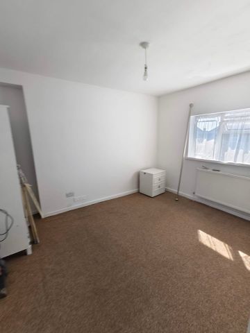 3 Bed Terraced House, Whatley Avenue, SW20 - Photo 4