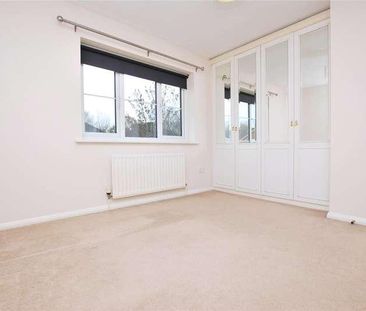 Wyvern Close, Ash Vale, Aldershot, Surrey, GU12 - Photo 2