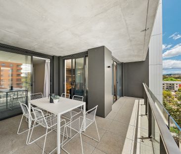 Sunlit Spaces and Scenic Views - Photo 3