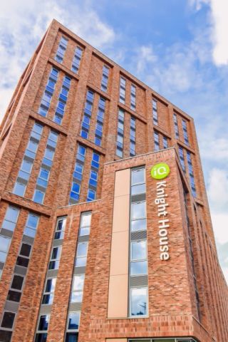 Three Bed Silver Apartment - Photo 3