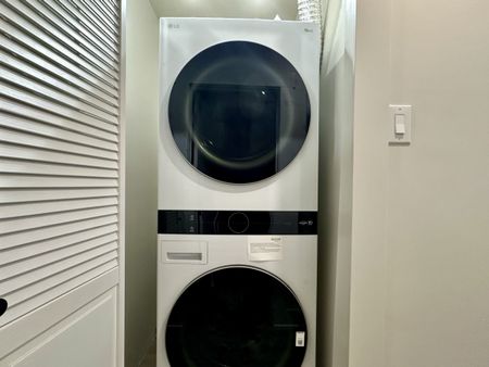 Mercier : Logement de 3 chambres+bureau et cour exclusive offert en location semi-meublée. - Photo 2