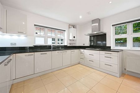 Spacious five bedroom detached property on a popular private development. Offered unfurnished and available now. - Photo 2