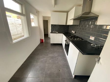 4 Bed Semi-Detached House, Trevelyan Road, E15 - Photo 3